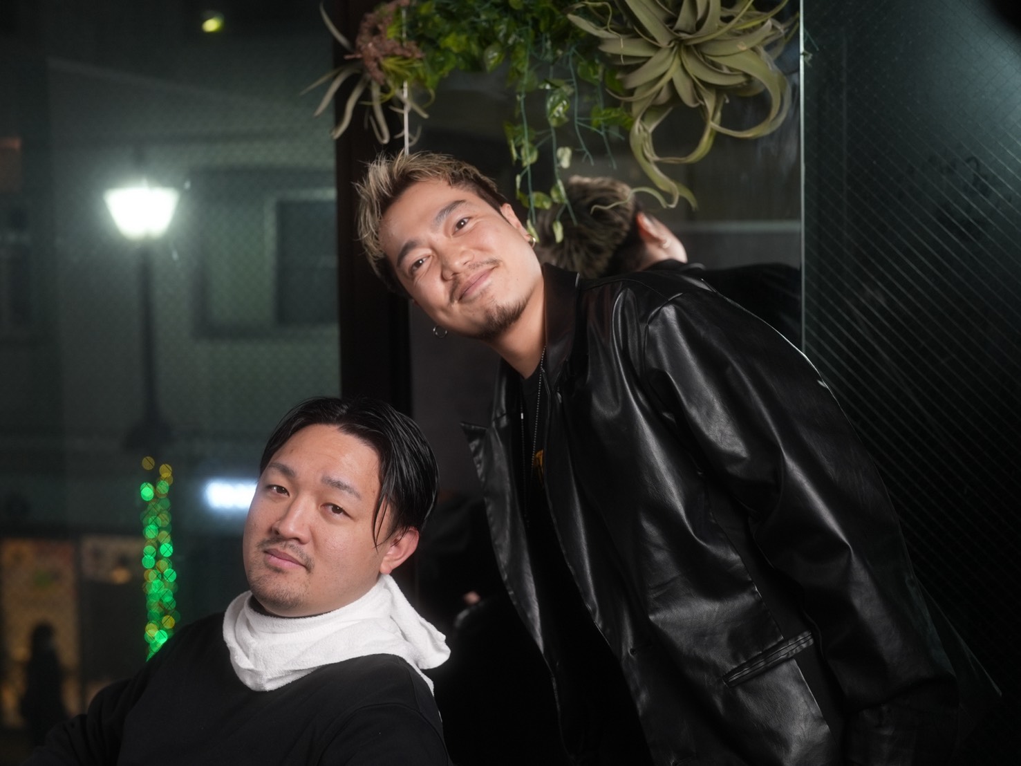 サロンでお客様と向き合うスタイリスト